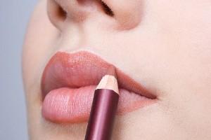 Як користуватися контурним олівцем для губ