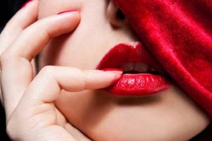 Як правильно наносити червону губну помаду?