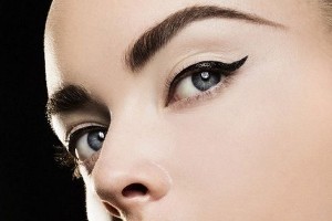 Як намалювати стрілки на очах різними косметичними засобами?