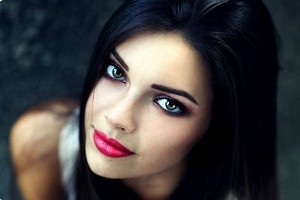 Як фарбувати очі брюнеткам